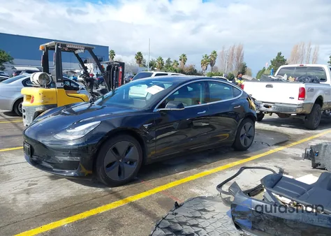 2018 Tesla Model 3 Long Range/Mid Range z USA, uszkodzony, nr VIN 5YJ3E1EA9JF151671